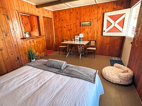 Room 7 - Downtown Joshua Tree Motel - Pet Friendly - Walk to Shops & Visitor Center, Minutes to Park Entrance