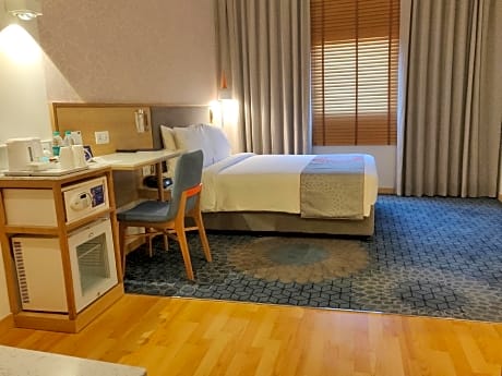 1 Queen Bed Standard Accessible with free laundromat