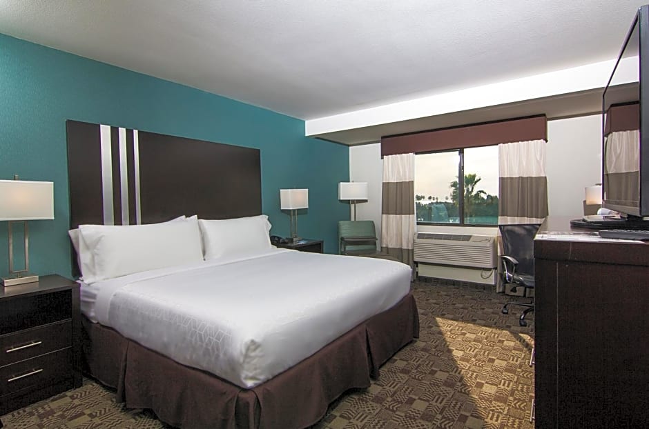 Holiday Inn Express Hotel & Suites Carlsbad Beach By IHG