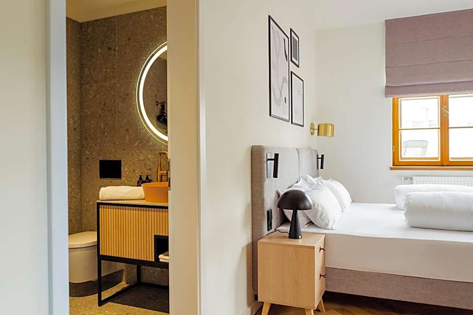 Bob W Munich Airport - Peterhof