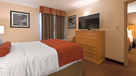 Suite - 3 Queen Beds, Non-Smoking, High Speed Internet Access, Coffee Maker, Iron And Ironing Board