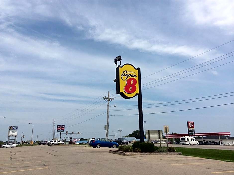 Super 8 by Wyndham Marshalltown