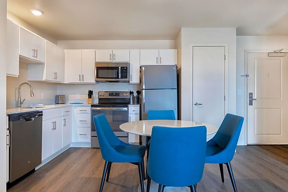 Soka Suites Dallas - Las Colinas