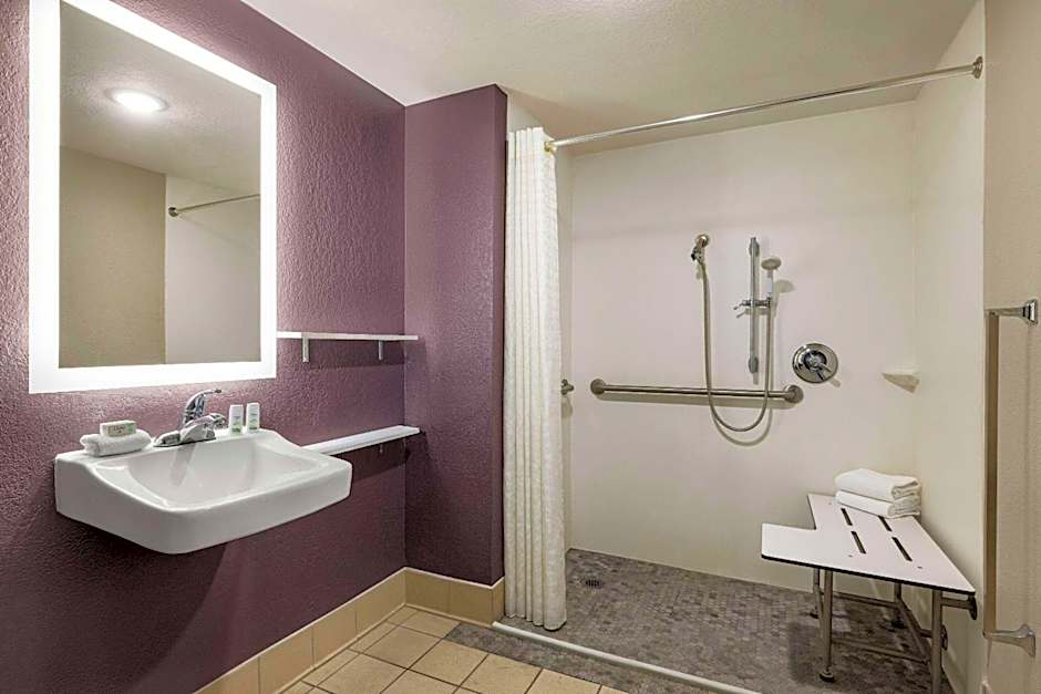 La Quinta Inn & Suites by Wyndham San Antonio Lackland
