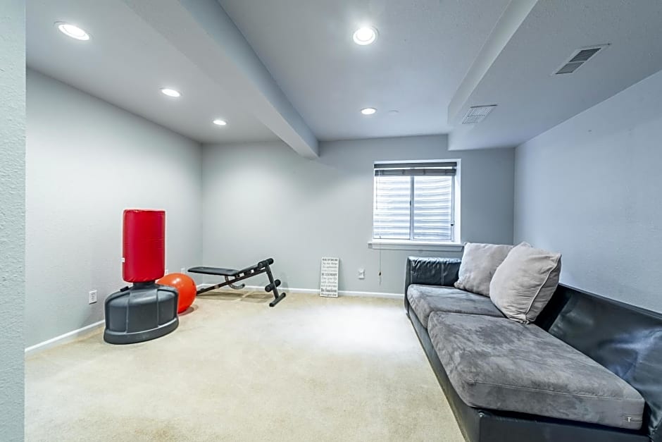 Spacious 4 bedroom 3.5 bathroom residential property