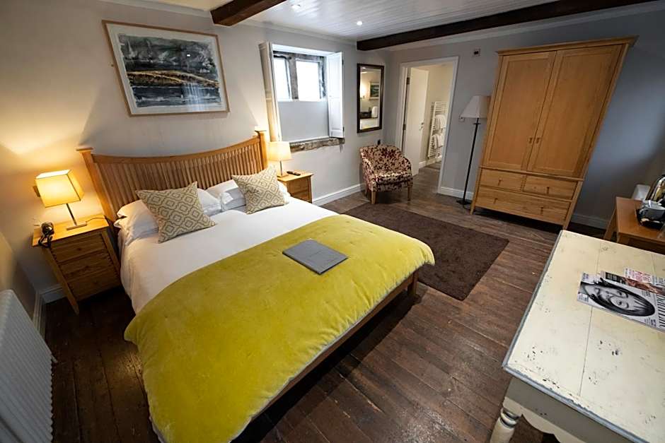 Wheelwrights Arms Country Inn & Pub