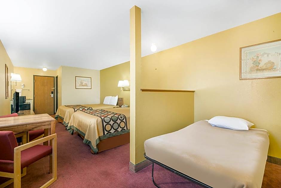 Super 8 by Wyndham Moriarty