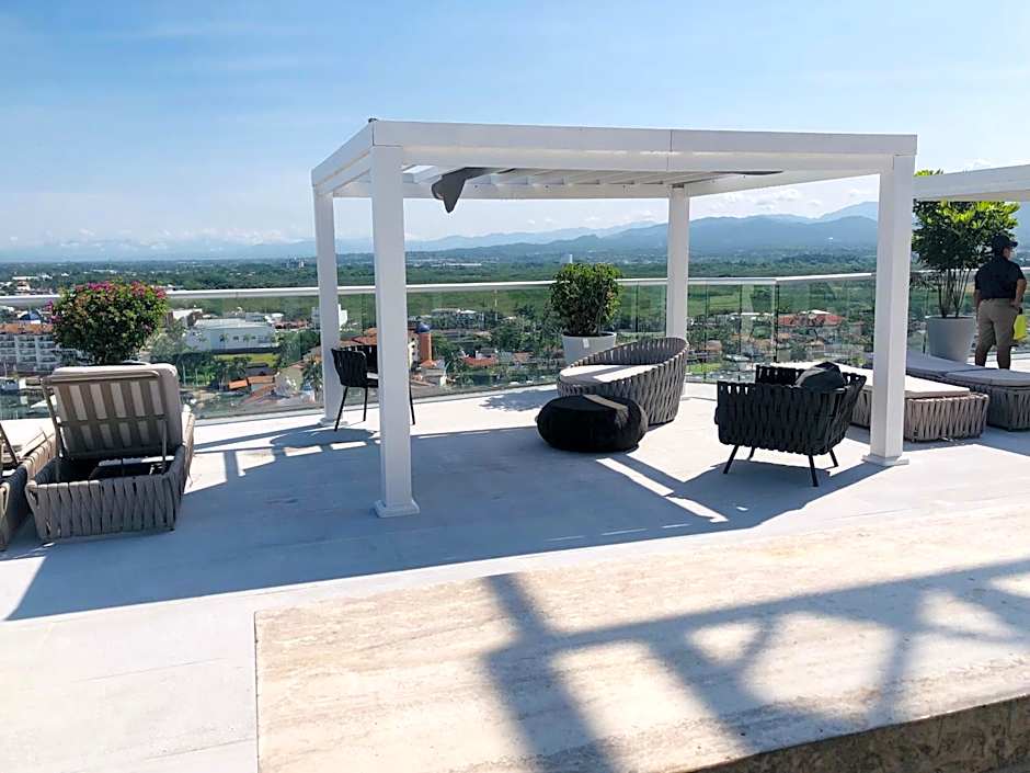 Luxurious Oceanfront condo with Unmatched Panoramic Views