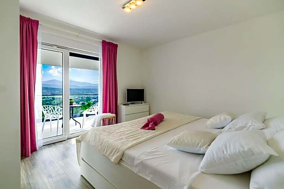 Holiday home "Villa Blue Lake" - Private Heated pool, Hotube