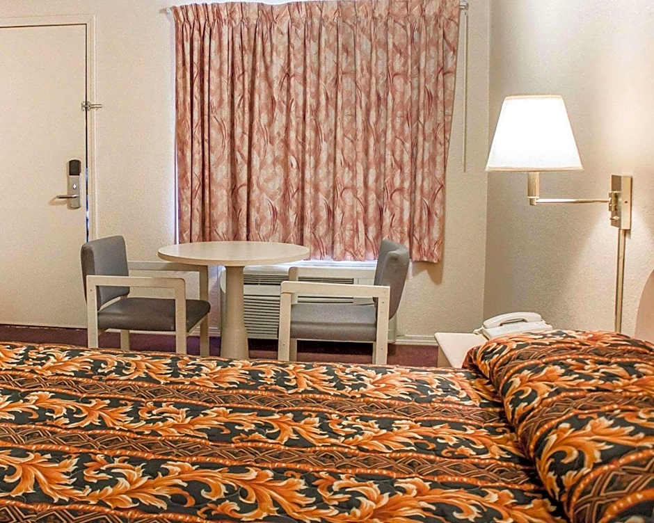 Rodeway Inn Findlay University Area