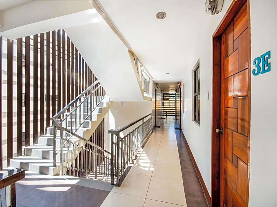 OYO 443 Maria Cristina Arcade Suites