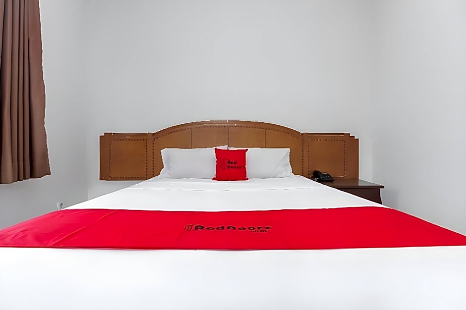 RedDoorz Near Trans Studio Mall 3