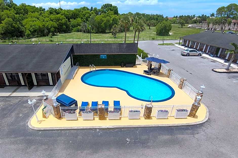 Spinnaker Inn of Naples