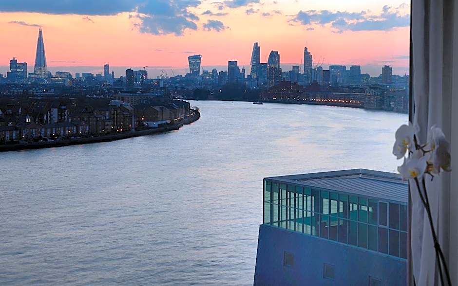 Canary Riverside Plaza Hotel