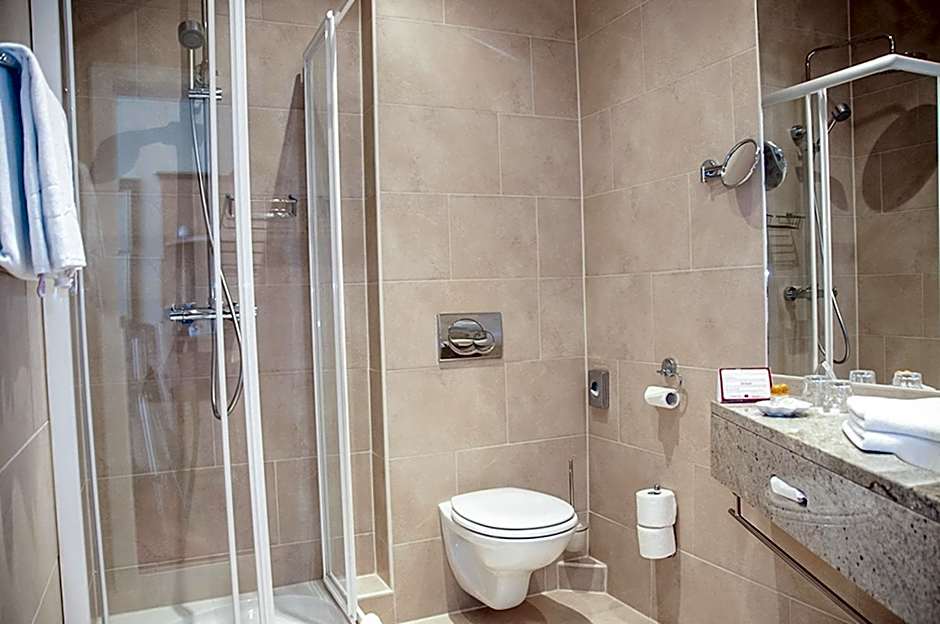 Pension Opera Suites I Self Check In I AC in all rooms