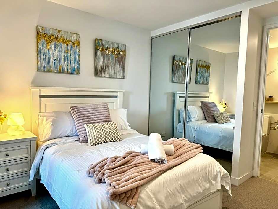 Chic 1BR Apt Urban Retreat Pool Parking Gym