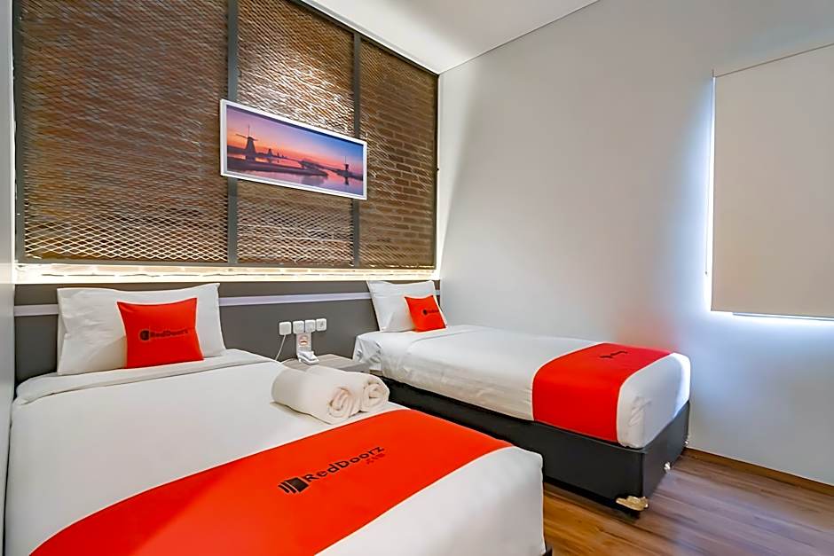 RedDoorz Plus @ Doorman Guest House