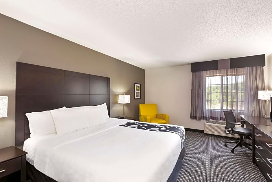 La Quinta Inn & Suites by Wyndham Milwaukee Delafield