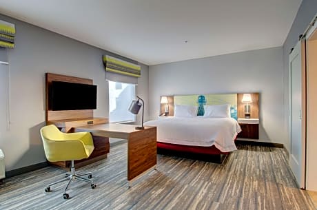 1 King Hear Acc Studio Ste Fridge Mic Ns