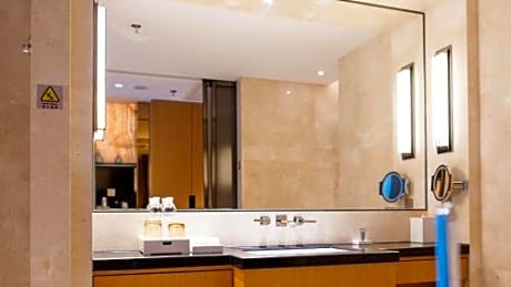 Club Deluxe Ocean King, Executive level, Guest room