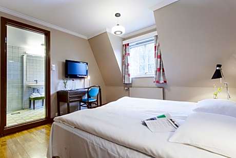 Standard Twin Room with Fjord View