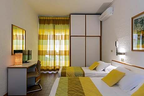 Queen Room with Single Bed