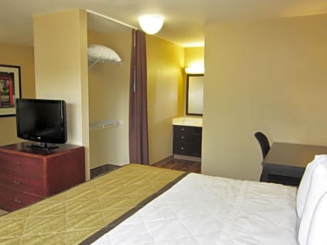 Deluxe Studio with 1 King Bed - Disability Access - Non-Smoking