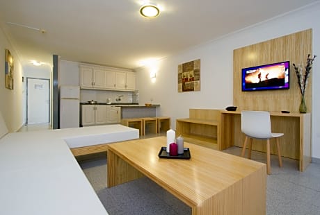 1 bedroom apartment sea view 2 adults