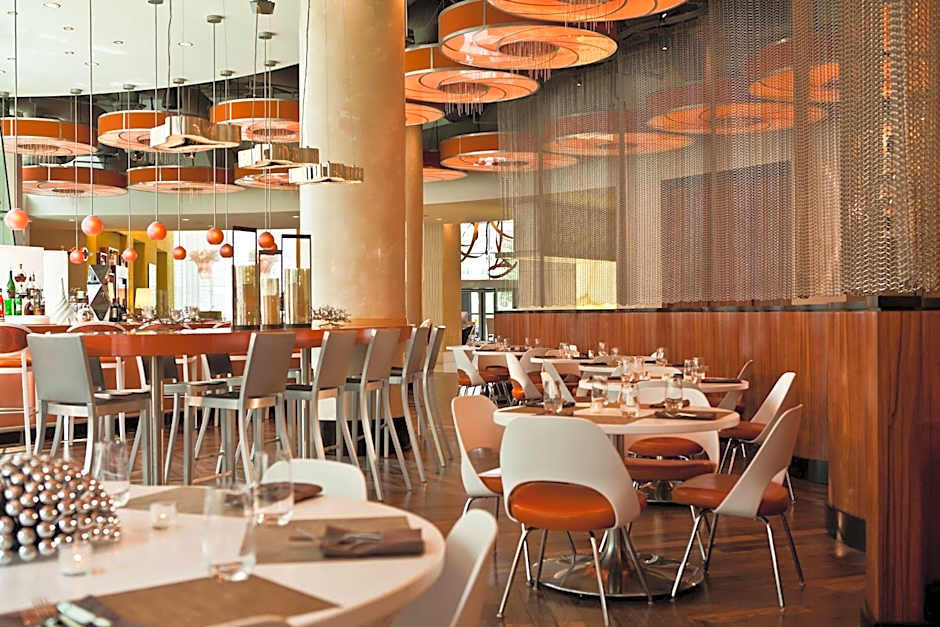 Renaissance by Marriott Arlington Capital View Hotel
