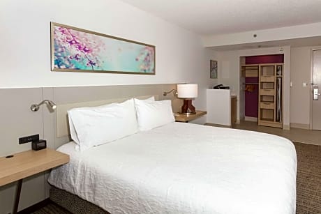 1 King Mobility/Hearing Accessible Ri Shwr