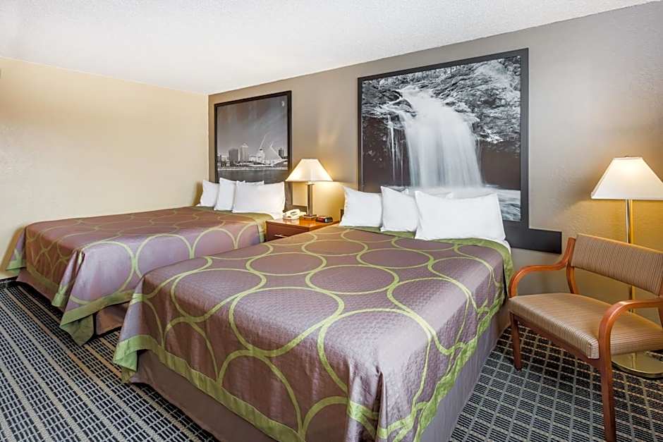Super 8 by Wyndham Janesville