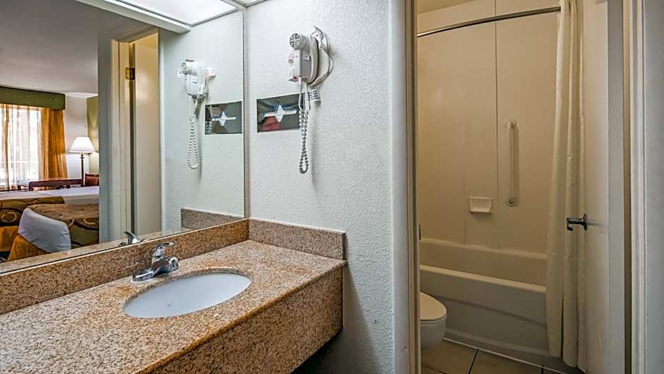 Ramada by Wyndham Savannah Gateway