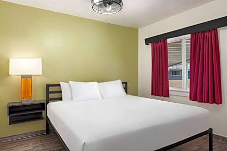 1 Queen Bed Studio Suite Kitchenette Non-Smoking