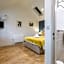 King Deluxe Ensuite with Courtyard View - Hawking