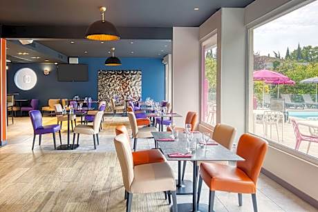 Superior King Room with Pool View - Non-Smoking