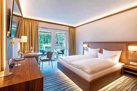 Deluxe Double Room with Balcony and Side Sea View