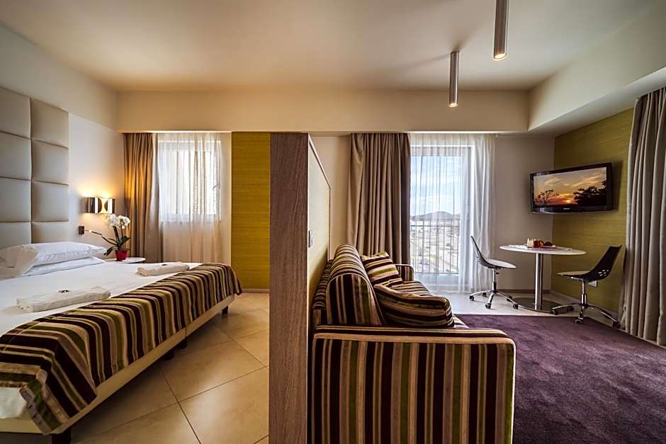 Photo 1 of 12 of Suite, Jacuzzi®