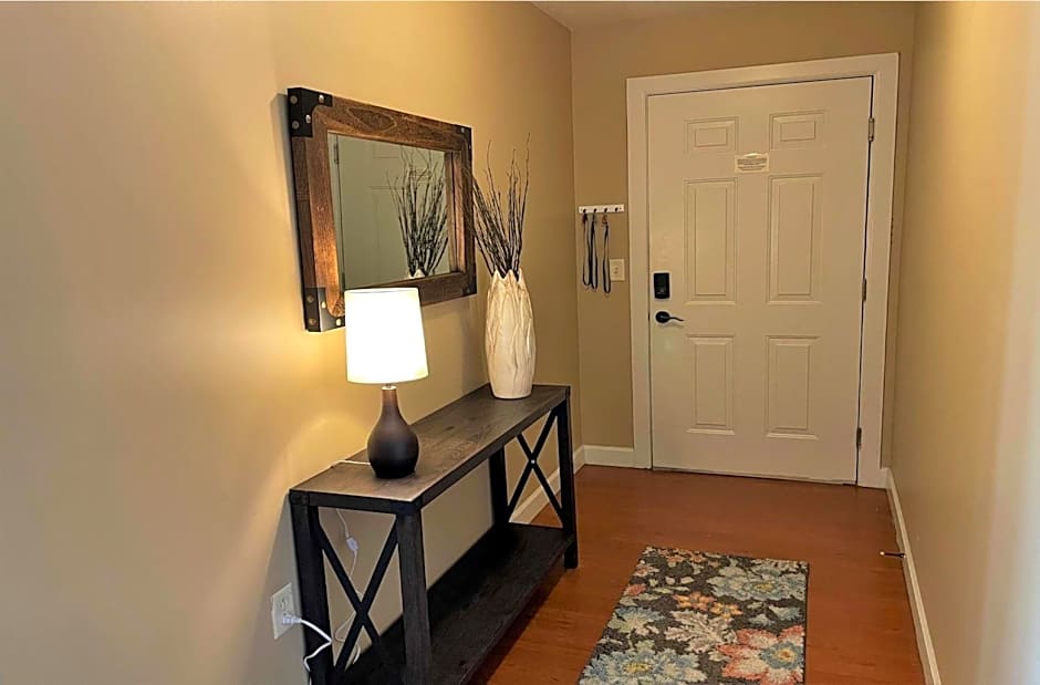 Deluxe Downtown Condo Close to Everything!