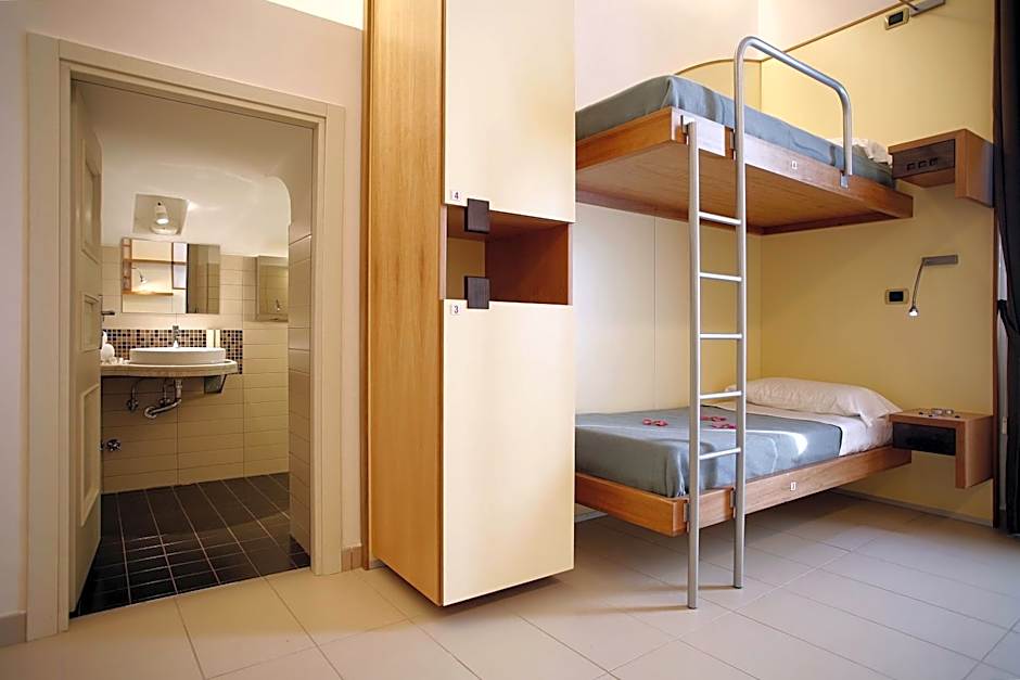 Seven Hostel & Rooms