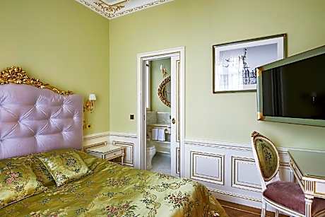 Deluxe - 1 King Bed, Corner Room