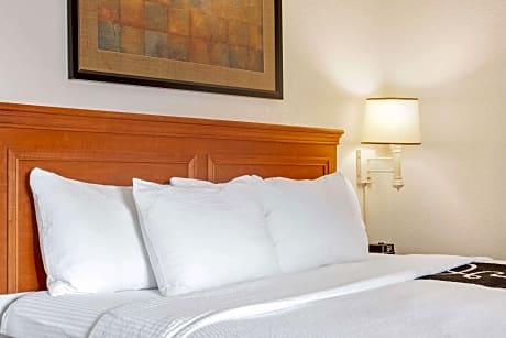 Doube Room with Two Double Beds and Roll-In Shower - Mobility/Hearing Accessible - Non-Smoking