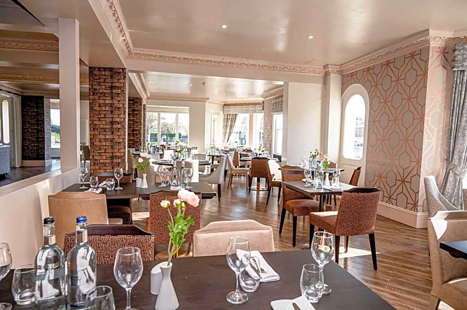 Thames Riviera Hotel