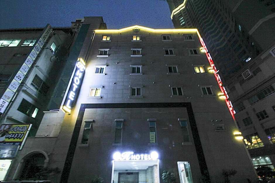 H  Hotel