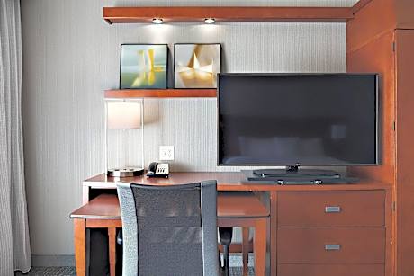 Room, 1 King Bed (Hearing Accessible) (1 King Bed)