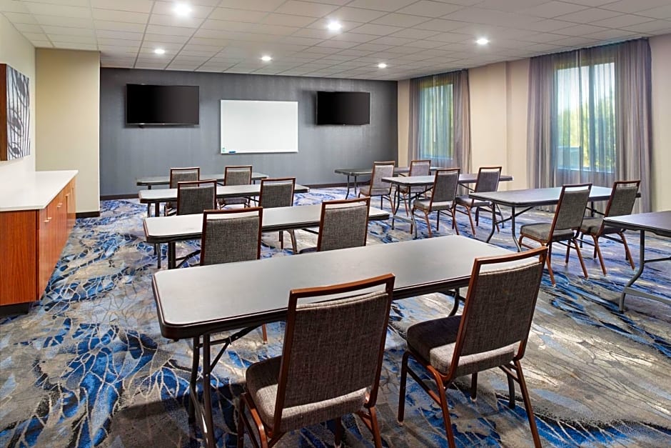 Fairfield Inn and Suites by Marriott Locust Grove I-75 South