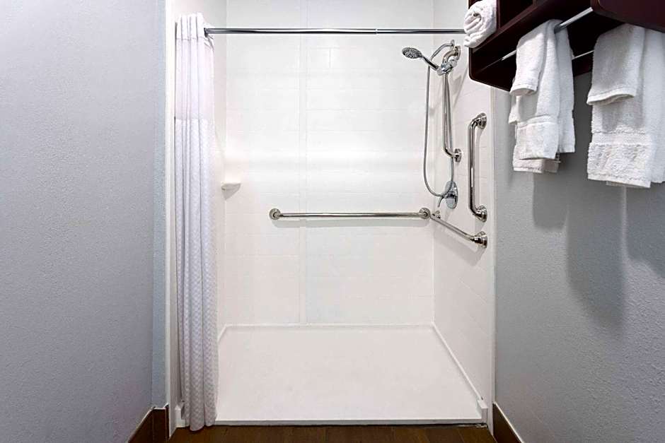 La Quinta Inn & Suites by Wyndham Buffalo Airport