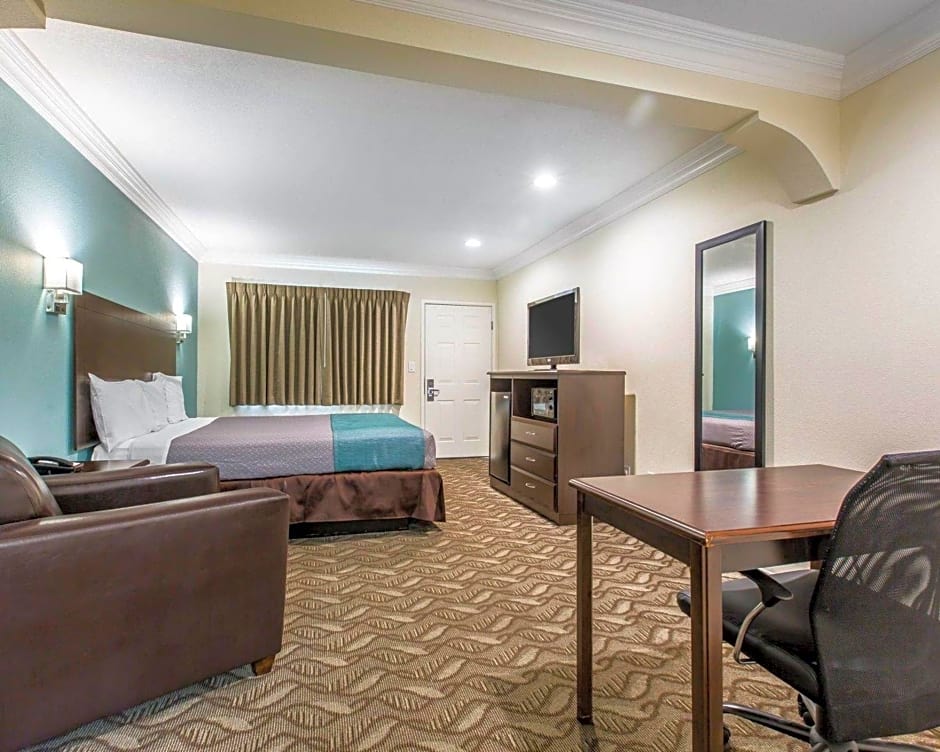 Rodeway Inn & Suites