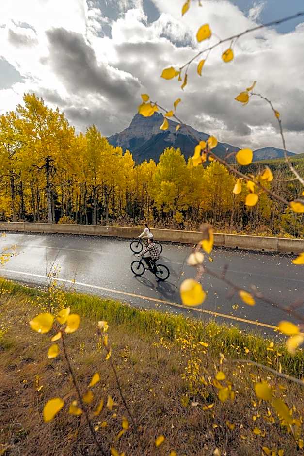 Johnston Canyon Lodge & Bungalows