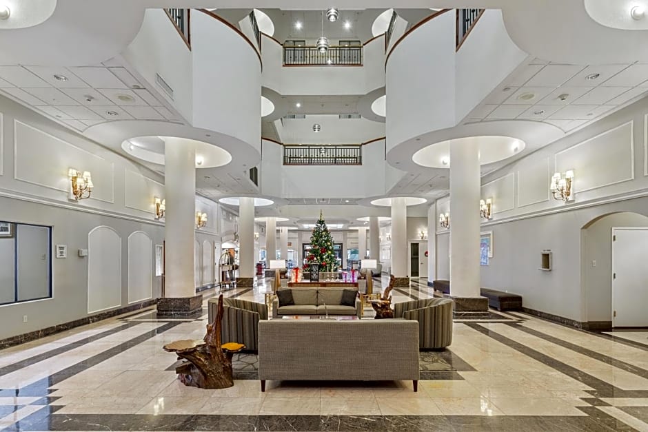 Wyndham Garden Baronne Plaza