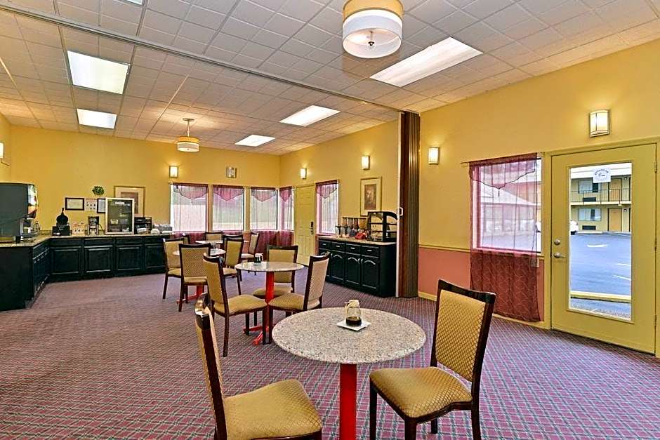 Econo Lodge Inn & Suites